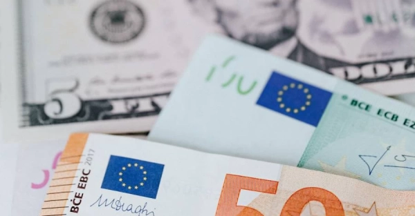 Долар, посунься: чому українці дедалі частіше купують євро