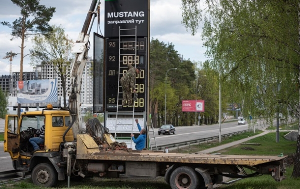 Дефіцит і цінники у 100 грн? Чому дорожчає пальнеСюжет