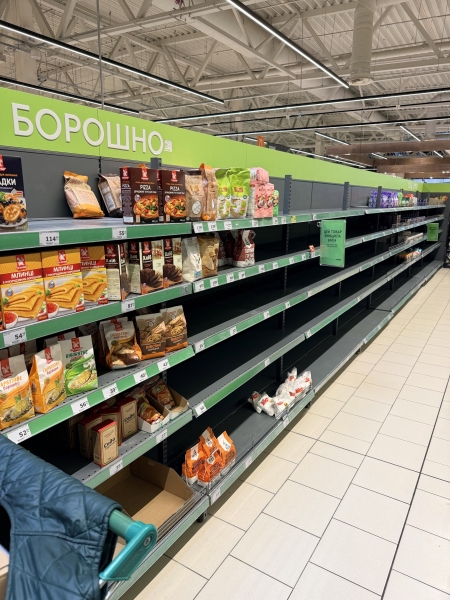 Від порожніх полиць до скорочень: як масовані удари по складах відбиваються на товарах, цінах та людях