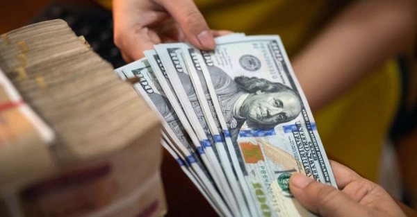 Курс долара в Україні знову оновив рекорд - на 27 жовтня становить 45,53 гривні